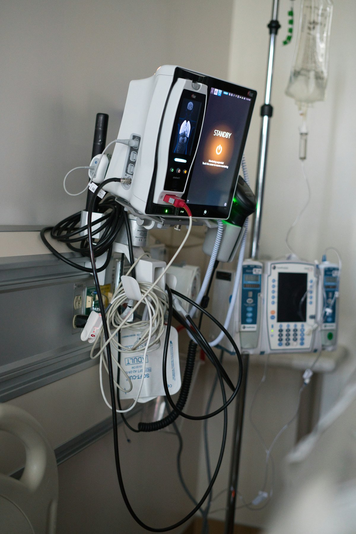 Équipement médical moderne dans un environnement clinique